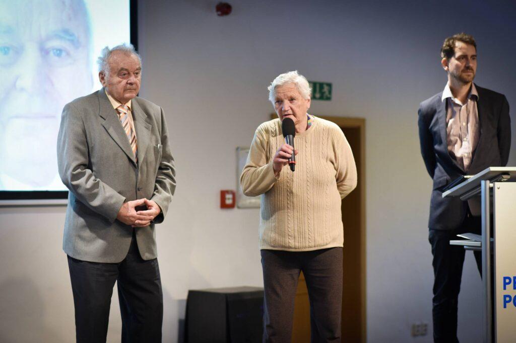 a významný celoživotní přínos pro rozvoj našeho oboru si osvědčení přebrali prof. PhDr. Hana Válková, CSc. a prof. PhDr. Václav Hošek, DrSc.