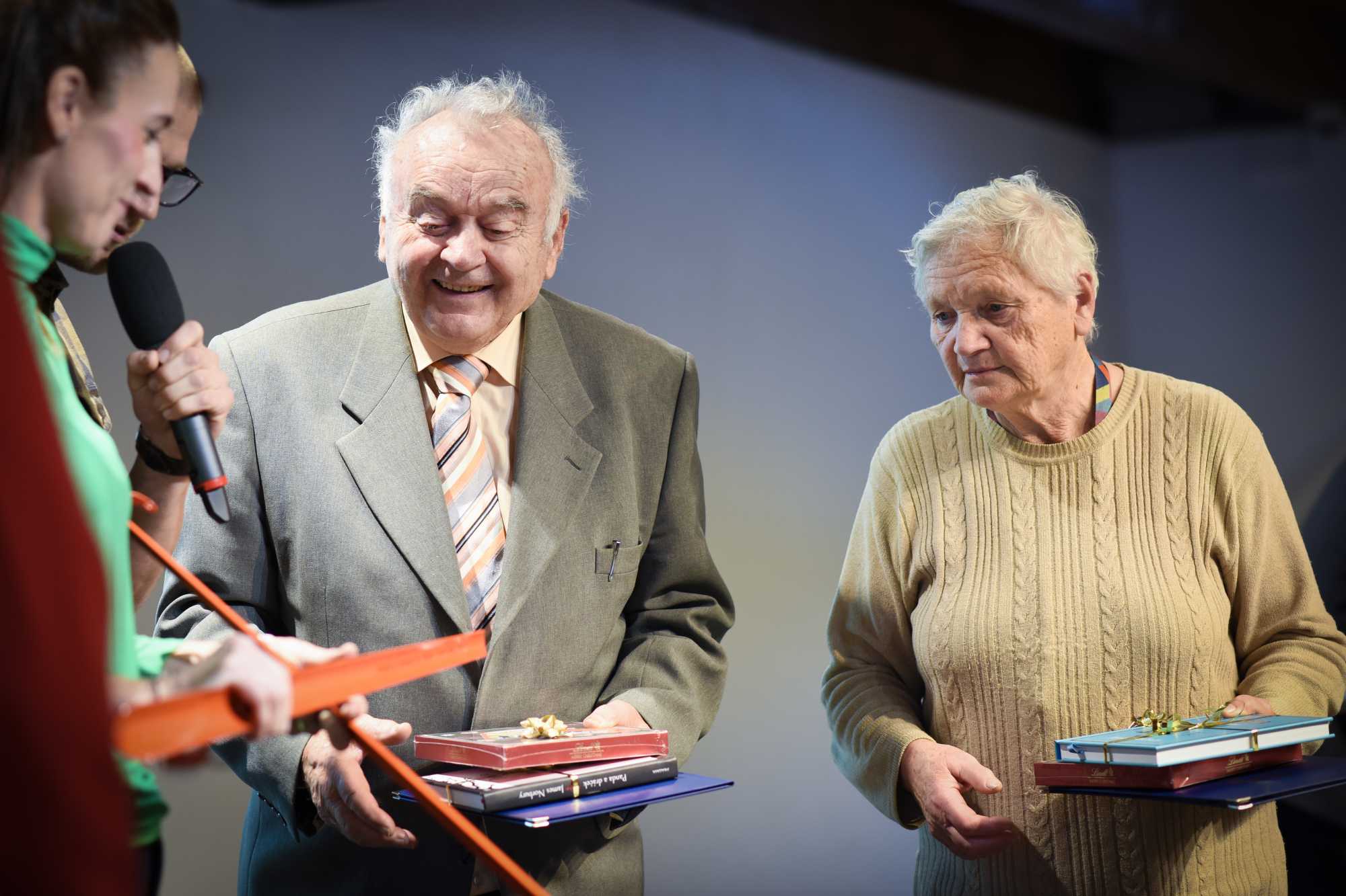 a v&yacute;znamn&yacute; celoživotn&iacute; př&iacute;nos pro rozvoj na&scaron;eho oboru si osvědčen&iacute; přebrali prof. PhDr. Hana V&aacute;lkov&aacute;, CSc. a prof. PhDr. V&aacute;clav Ho&scaron;ek, DrSc.