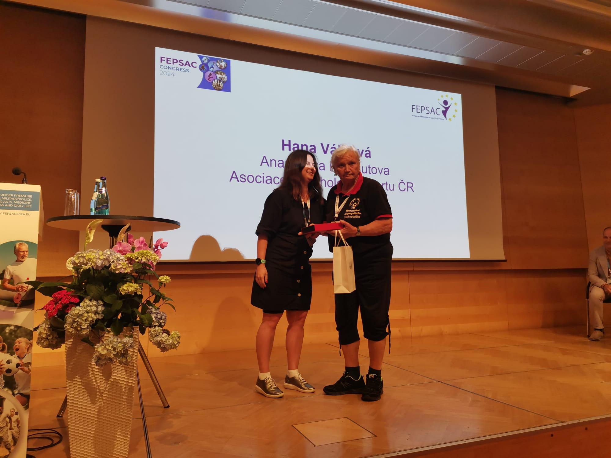 Cena Emy Geron - prof. V&aacute;lkov&aacute;, FEPSAC 2024